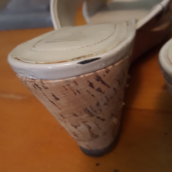 Tan/beige patent leather wedge sandal 9M - Picture 4 of 6